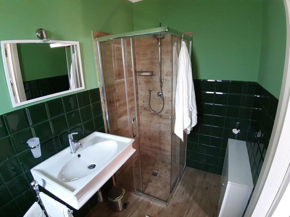 L.T. Metis Hotel Ачиреале Екстериор снимка